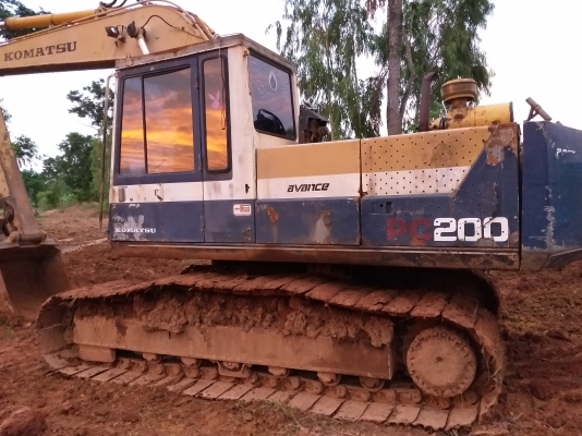 ขายด่วน KOMATSU PC200-3 สภาพพร้อมใช้งาน เครื่องเดิม ปั้มเดิม โซ่หนาทั้งสองข้าง เฟรมสวย บูมอามไม่มีแผล แอร์มีครับ สนใจไว้ใช้งาน สอบถาม 093 0764943 คุณ ตั้ม