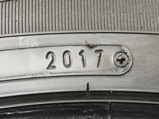 ยาง Dunlop 205 70 15 ปี17 ดอกเต็ม ไม่มีปะ ใช้ยาว ราคาไม่แพง