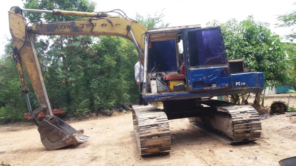 ขายรถแบคโฮ KOMATSU PC100L-3 มีฝาครอบเครื่อง ราคา 230000