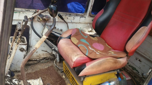 ขายรถแบคโฮ KOMATSU PC100L-3 มีฝาครอบเครื่อง ราคา 230000