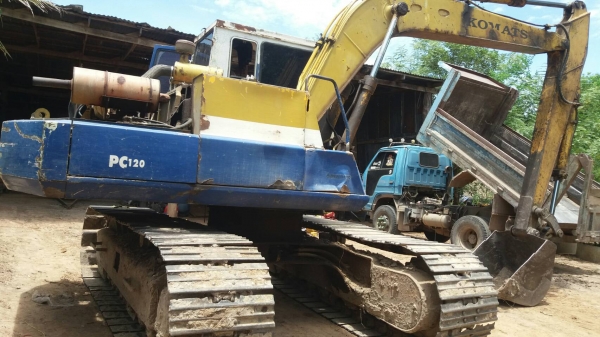 ขายรถแบคโฮ KOMATSU PC100L-3 มีฝาครอบเครื่อง ราคา 230000