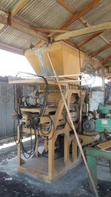 ขายด่วน เครื่องทำอิฐบล๊อค  ทำได้ครั้งละ4ก้อน ระบบไฮโดลิค ใช้ได 3เฟส มีโม่ไซโลสายพานลำเลียง อุปกรณ์ครบทุกชิ้นมาตราฐาน ซื้อมามือ1 ขาย 250000 บาท