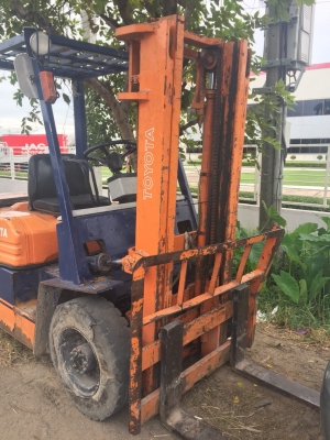 รถฟอร์คลิฟต์ TOYOTAรุ้น5 2ตัน เครื่องดีเซล1J เสาสูง3เมตร ยางตัน เกียร์ธรรมดา พร้อมใช้