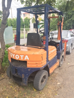 รถฟอร์คลิฟต์ TOYOTAรุ้น5 2ตัน เครื่องดีเซล1J เสาสูง3เมตร ยางตัน เกียร์ธรรมดา พร้อมใช้