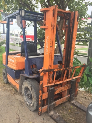 รถฟอร์คลิฟต์ TOYOTAรุ้น5 2ตัน เครื่องดีเซล1J เสาสูง3เมตร ยางตัน เกียร์ธรรมดา พร้อมใช้