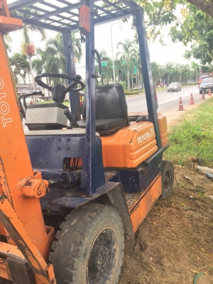 รถฟอร์คลิฟต์ TOYOTAรุ้น5 2ตัน เครื่องดีเซล1J เสาสูง3เมตร ยางตัน เกียร์ธรรมดา พร้อมใช้