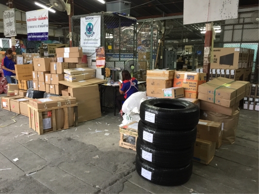 ยาง Bridgestone 245 70 16 กลางปี17 ดอกเต็ม ไม่มีปะ เนื้อนิ่มๆ ใช้ยาว ราคาไม่แพง
