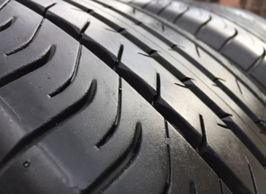 ยาง Dunlop 215 55 17 ปี17 ดอกเต็ม ไม่มีปะ เนื้อนิ่มๆ ใช้ยาว ราคาไม่แพง