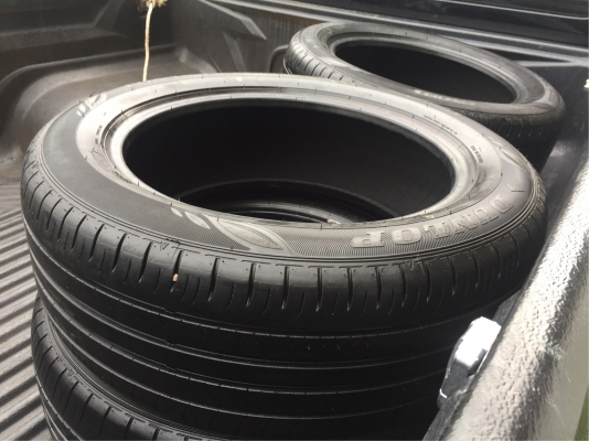 ยาง Dunlop 215 55 17 ปี17 ดอกเต็ม ไม่มีปะ เนื้อนิ่มๆ ใช้ยาว ราคาไม่แพง