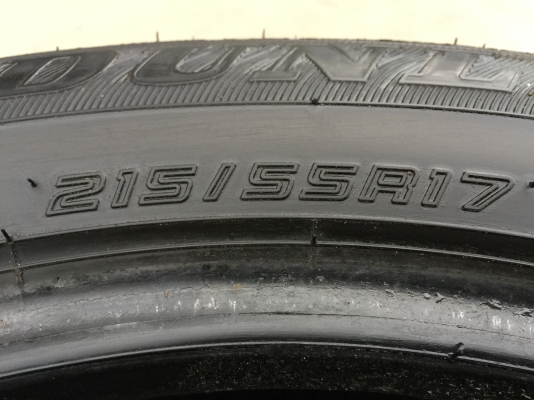 ยาง Dunlop 215 55 17 ปี17 ดอกเต็ม ไม่มีปะ เนื้อนิ่มๆ ใช้ยาว ราคาไม่แพง