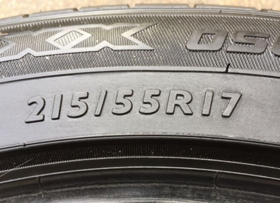 ยาง Dunlop 215 55 17 ปี17 ดอกเต็ม ไม่มีปะ เนื้อนิ่มๆ ใช้ยาว ราคาไม่แพง
