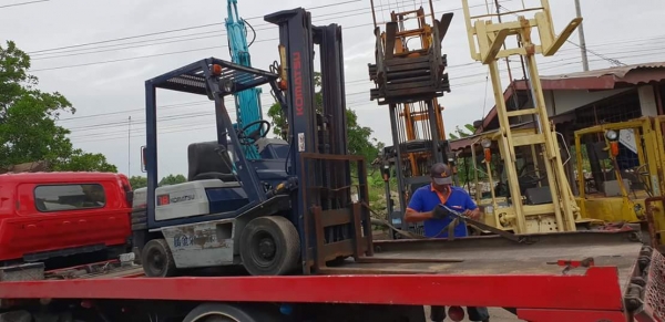 ขายด่วนรถยกKOMATSU FG18-15 ยกได้2ตันยกสูง5เมตรยางตัน4เส้นรถนอกเพิ่งนำเข้ามายังไม่เคยใช้งานในเมืองไทยเลย