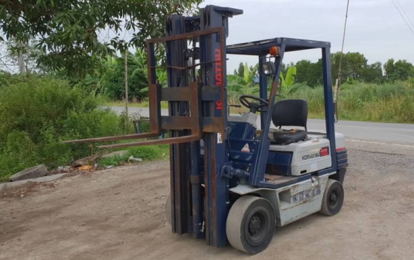 ขายด่วนรถยกKOMATSU FG18-15 ยกได้2ตันยกสูง5เมตรยางตัน4เส้นรถนอกเพิ่งนำเข้ามายังไม่เคยใช้งานในเมืองไทยเลย