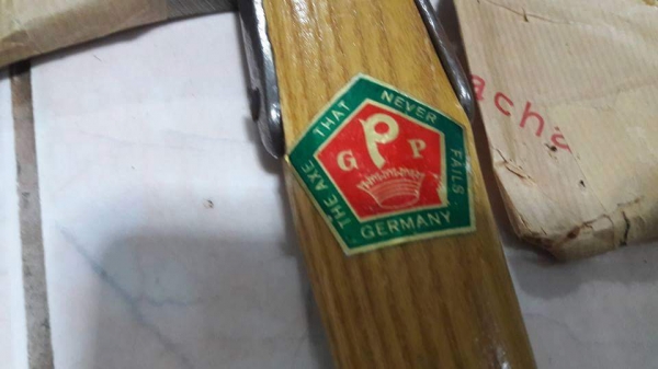 ขายขวานหงอนตรามงกุฎ MADE IN GERMANY.ใหม่เก่าเก็บ