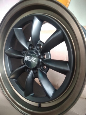 แม็กใหม่ลายกล้วย ขอบ 15 ราคา 4 วง 8900 บาท