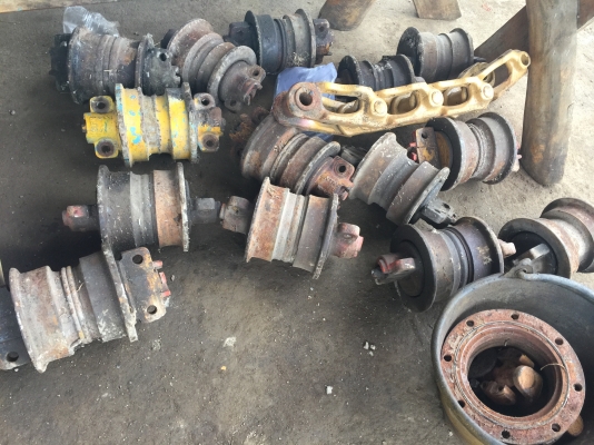 ขายลูกลอลเลอร์ ลูกละ750 รถแทร็กเตอร์D2-3 D2-5 D2-6 รถแม็กโครPC60ทุกรุ่น โทร0616613023แพรว