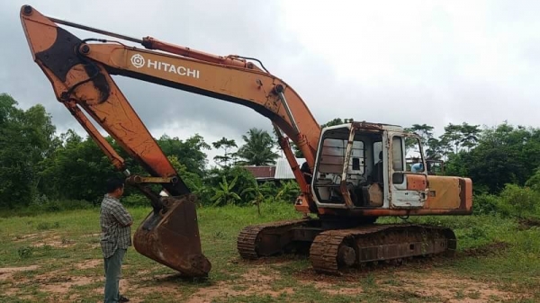 มาแล้ว IHTACHI สาวกเครื่องเดิมปั้มเดิม ขาย 465,000 HITACHI EX 200-1 เครื่องเดิมดี ปั้มเดิมแรง เอวมีขยับนิดๆๆ โซ่พอใช้ รอนเลอร์ดี เล่มทะเบียน รถอยู่ ขอนแก่น  064-191-1112