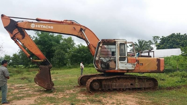 มาแล้ว IHTACHI สาวกเครื่องเดิมปั้มเดิม ขาย 465,000 HITACHI EX 200-1 เครื่องเดิมดี ปั้มเดิมแรง เอวมีขยับนิดๆๆ โซ่พอใช้ รอนเลอร์ดี เล่มทะเบียน รถอยู่ ขอนแก่น  064-191-1112