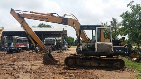 ขาย 275,000 KOMATSU pc 120-3 บูมอามยาว 14 ม. เครื่องดี ปั๊มดี เอวแน่น ช่วงล่างดี พร้อมใช้งาน รถอยู่ ร้อยเอ็ด 090-772-3710 090-772-3708