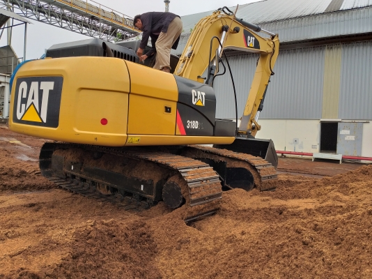 ขายด่วน CAT 318 D2L สภาพวยๆๆ ช่วงล่างเต็มๆๆ รถซื้อมาจากเมโทร ยืนตักไม้สับอย่างเดียวครับ เฟรวสวยกิ๊บ รถทำงาน 7060 ชั่วโมง เอกสารใบแจ้งจำหน่ายจากเมโทรแมชีนเนอรี่จำกัด สนใจสอบถาม 093 0764943 ครับ คุณ ตั้ม