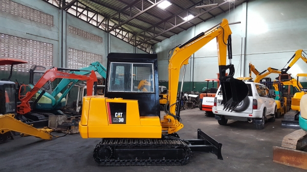 ขาย รถขุด MITSUBISHI  รุ่น ME30  มือสองญี่ปุ่น แทรกเหล็ก สลัก บูทเอวแน่น 100\% ปั้มนิ้ว คอนโทรลสั้น ทำงานไว สวยพร้อมใช้งาน มือถือ 0818753444