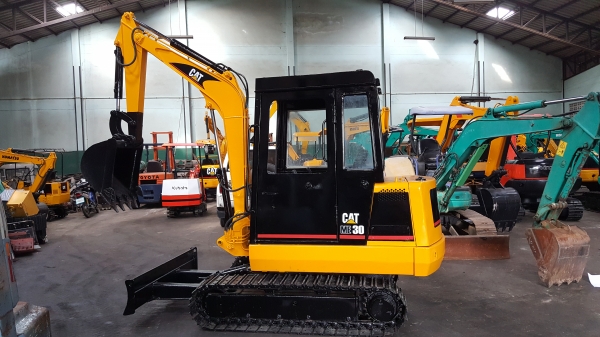 ขาย รถขุด MITSUBISHI  รุ่น ME30  มือสองญี่ปุ่น แทรกเหล็ก สลัก บูทเอวแน่น 100\% ปั้มนิ้ว คอนโทรลสั้น ทำงานไว สวยพร้อมใช้งาน มือถือ 0818753444