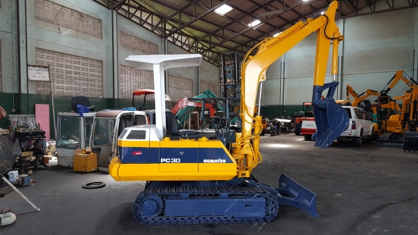 ขาย รถขุด KOMATSU รุ่น PC30-5-  มือสองญี่ปุ่น แทรกเหล็ก สลัก บูทเอวแน่น 100\% สวยพร้อมใช้งาน มือถือ 0818753444