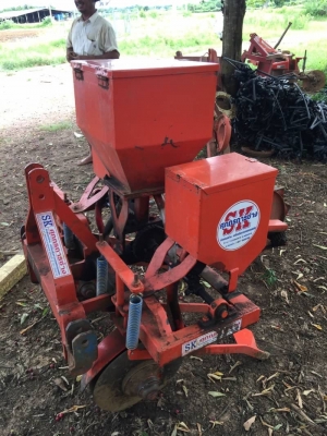 เครื่องหยอดข้าวโพด หยอด2แถว ห่าง75cm  ขายคุ กับ ผาน3