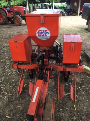 เครื่องหยอดข้าวโพด หยอด2แถว ห่าง75cm  ขายคุ กับ ผาน3