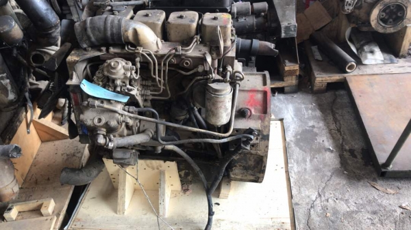 เครื่องยนต์ Komatsu 4D102, Cummins 4BT3.