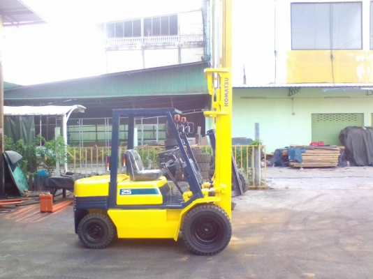 Komatsu fd25-11ขนาด2.5ตัน เสาสูง6เมตร เกียร์ธรรมดา เครื่องยนต์ดีเซล4D95 ยางตันล้อหน้าคู่ ราคาต่อรองได้