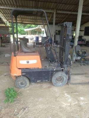 ขายโฟล์คลิฟท์น้ำหนักยก 1 ตัน เสาสูง 3 เมตร เครื่องยนต์เบนซิน