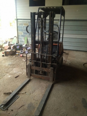 ขายโฟล์คลิฟท์น้ำหนักยก 1 ตัน เสาสูง 3 เมตร เครื่องยนต์เบนซิน