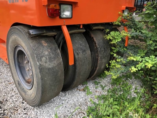 รถบดล้อยาง