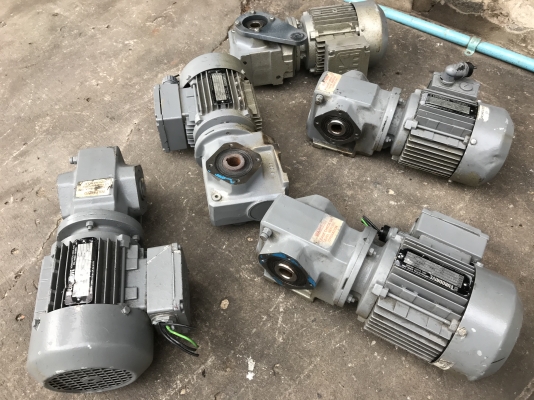 ( เหลือ 2ตัวครับ )ขายมอเตอร์เกียร์แบบเพลาสวม SEW eurodrive 1/2HP. 380V อัตราทด 1:32 เพลาออกประมาณ 43รอบต่อนาที made in England สภาพสวยเดิมๆ หมุนนิ่ม พร้อมใช้งาน มี 5ตัว ราคาตัวละ 3,200 บาท