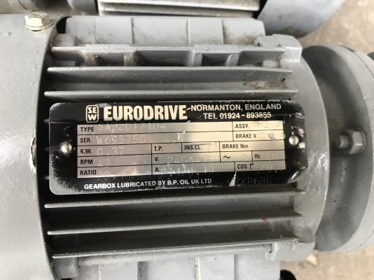 ( เหลือ 2ตัวครับ )ขายมอเตอร์เกียร์แบบเพลาสวม SEW eurodrive 1/2HP. 380V อัตราทด 1:32 เพลาออกประมาณ 43รอบต่อนาที made in England สภาพสวยเดิมๆ หมุนนิ่ม พร้อมใช้งาน มี 5ตัว ราคาตัวละ 3,200 บาท