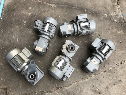 ( เหลือ 2ตัวครับ )ขายมอเตอร์เกียร์แบบเพลาสวม SEW eurodrive 1/2HP. 380V อัตราทด 1:32 เพลาออกประมาณ 43รอบต่อนาที made in England สภาพสวยเดิมๆ หมุนนิ่ม พร้อมใช้งาน มี 5ตัว ราคาตัวละ 3,200 บาท