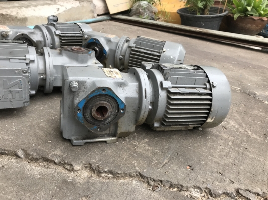 ( เหลือ 2ตัวครับ )ขายมอเตอร์เกียร์แบบเพลาสวม SEW eurodrive 1/2HP. 380V อัตราทด 1:32 เพลาออกประมาณ 43รอบต่อนาที made in England สภาพสวยเดิมๆ หมุนนิ่ม พร้อมใช้งาน มี 5ตัว ราคาตัวละ 3,200 บาท