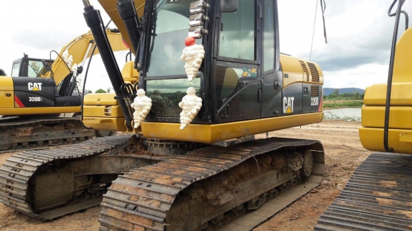 รถขุด cat 320D รถขุด cat 320D