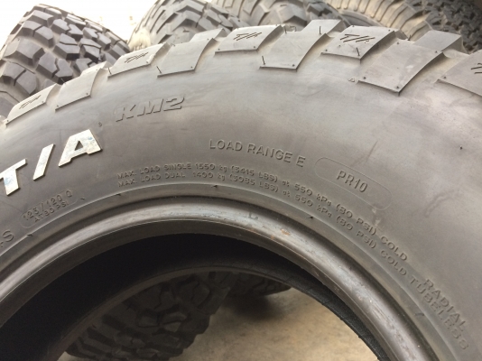 BF Goodrich Mud-Terrain KM2 255 85 r16