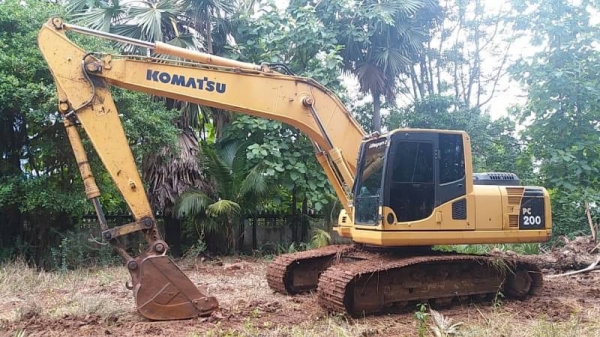ขาย 1,550,000  KOMATSU pc 200-8 N1 กล้องหลังพร้อม รถทำงาน 11,000 ชม.เครื่องดี ปั๊มแรง เอวแน่น ช่วงล่างสวย รถสวยสภาพพร้อมใช้งาน เอกสารเล่มทะเบียน รถอยู่ เพชรบูณร์ 090772-3710 090-772-3708