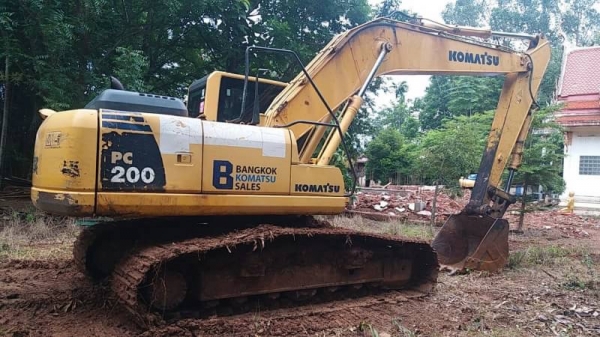ขาย 1,550,000  KOMATSU pc 200-8 N1 กล้องหลังพร้อม รถทำงาน 11,000 ชม.เครื่องดี ปั๊มแรง เอวแน่น ช่วงล่างสวย รถสวยสภาพพร้อมใช้งาน เอกสารเล่มทะเบียน รถอยู่ เพชรบูณร์ 090772-3710 090-772-3708