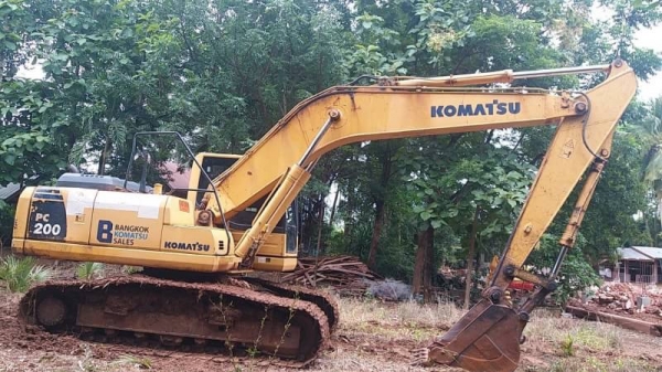 ขาย 1,550,000  KOMATSU pc 200-8 N1 กล้องหลังพร้อม รถทำงาน 11,000 ชม.เครื่องดี ปั๊มแรง เอวแน่น ช่วงล่างสวย รถสวยสภาพพร้อมใช้งาน เอกสารเล่มทะเบียน รถอยู่ เพชรบูณร์ 090772-3710 090-772-3708