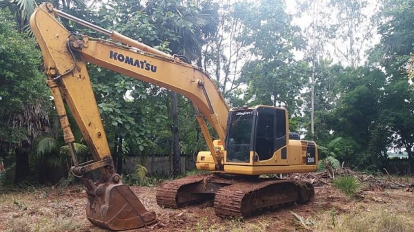 ขาย 1,550,000  KOMATSU pc 200-8 N1 กล้องหลังพร้อม รถทำงาน 11,000 ชม.เครื่องดี ปั๊มแรง เอวแน่น ช่วงล่างสวย รถสวยสภาพพร้อมใช้งาน เอกสารเล่มทะเบียน รถอยู่ เพชรบูณร์ 090772-3710 090-772-3708
