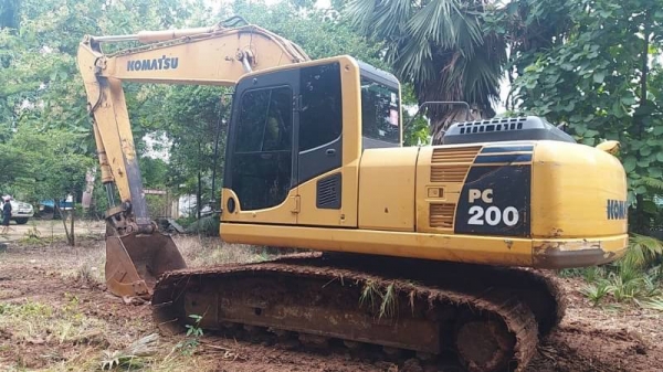 ขายดาวน์ 450,000 KOMATSU pc 200-8 N1 กล้องหลังพร้อม รถทำงาน 11,000 ชม. ดาวน์ 450,000   36,500 x 30  เครื่องดี ปั๊มแรง เอวแน่น ช่วงล่างสวย รถสวยสภาพพร้อมใช้งาน เอกสารเล่มทะเบียน รถอยู่ เพชรบูณร์ 090772-3710 090-772-3708