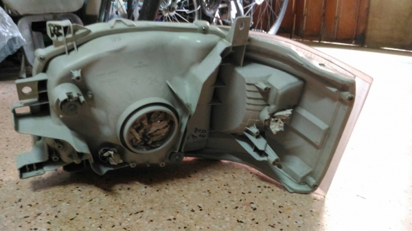 ขายไฟหน้ารถตู้ Commuter ด้านขวา ขายไฟหน้ารถตู้ Commuter ด้านขวา