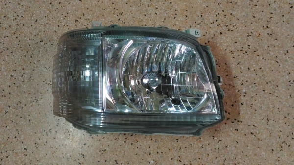 ขายไฟหน้ารถตู้ Commuter ด้านขวา ขายไฟหน้ารถตู้ Commuter ด้านขวา