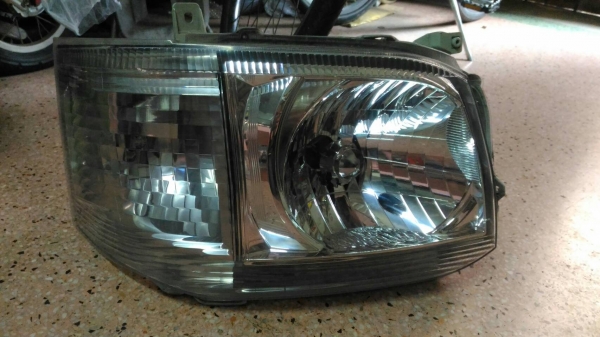 ขายไฟหน้ารถตู้ Commuter ด้านขวา