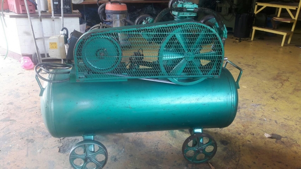 ขายปั๊มลมใต้หวันถึง240ลิตร มอเตอร์5แรง2สายใช้ไฟบ้านสวยมากครับถังสวยไม่ผุ ขาย 28500 บาท ขายปั๊มลมใต้หวันถึง240ลิตร มอเตอร์5แรง2สายใช้ไฟบ้านสวยมากครับถังสวยไม่ผุ ขาย 28500 บาท