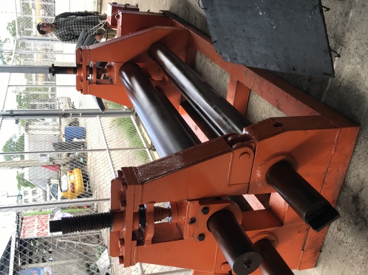 มาแล้วคับเครื่องม้วนเหล็กแผ่นสวยๆขนาดความยาว8ฟุตม้วนหนา12-16มิลเพลาตันลูกบน10"ลูกล่าง8"ตันหัวม้วนแป็ปได้ไฟ380vมอเตอร์20แรงม้ามี2เครื่องให้เลือกใช้ครับ